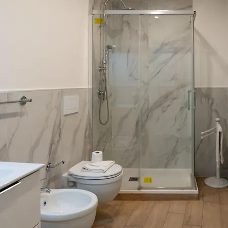 Monique-5 Minuti Dalla Stazione Apartament