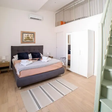 Monique-5 Minuti Dalla Stazione Appartement
