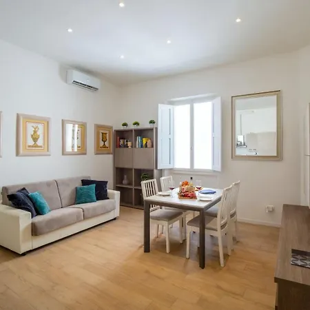 Monique-5 Minuti Dalla Stazione Appartement